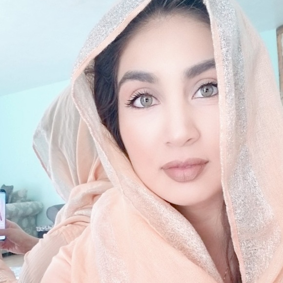 Meet your Posher, Diana - Picture 2 of 3